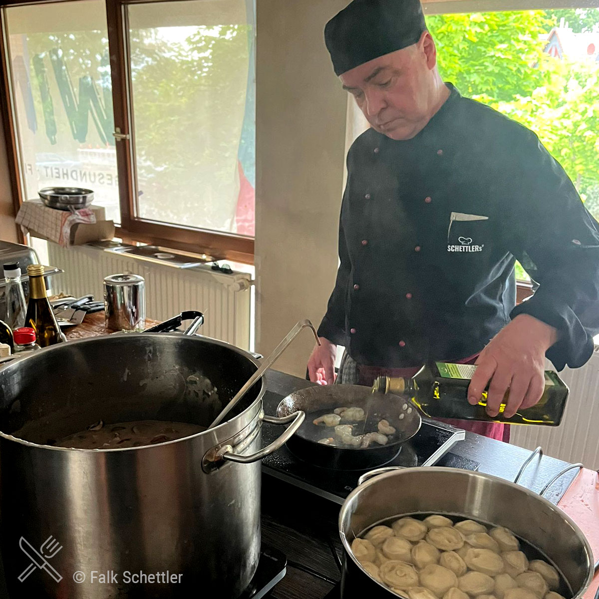 Falk Schettler schwitzt Knoblauch an