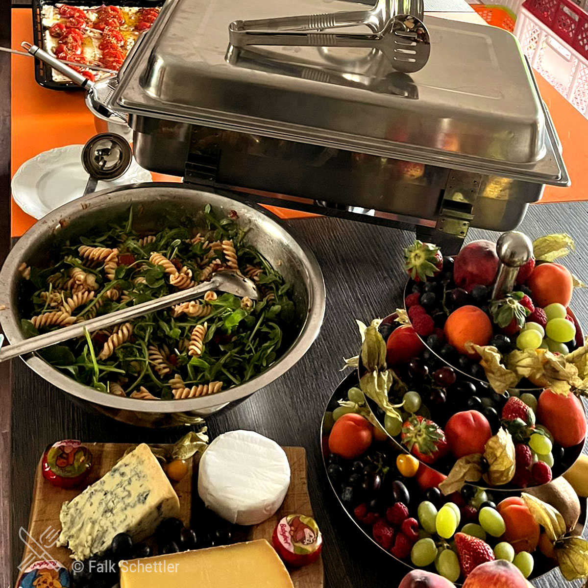Nudelsalat und Obstbuffet