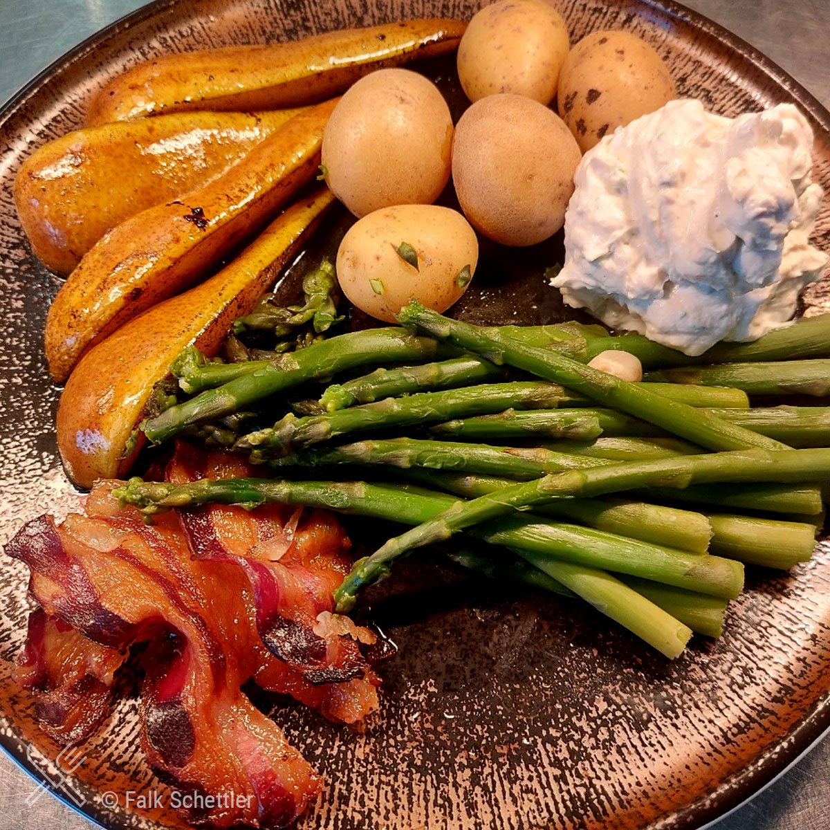Grüner Spargel mit Birne, Speck und Drillingen